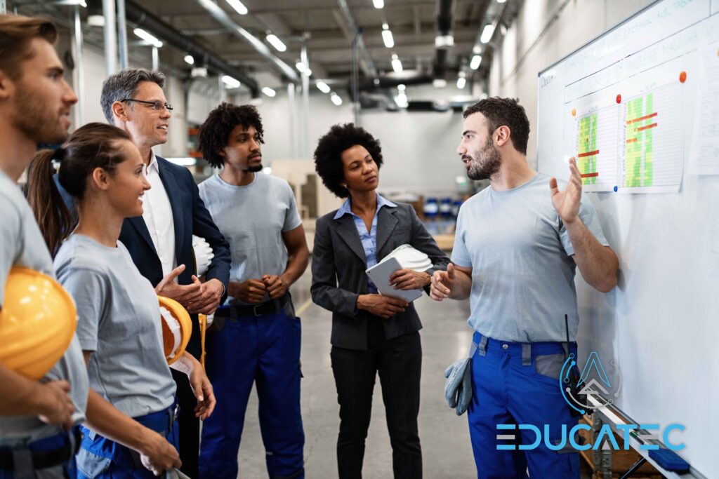 Treinamento industrial prático na EDUCATEC com alunos em atividade técnica.